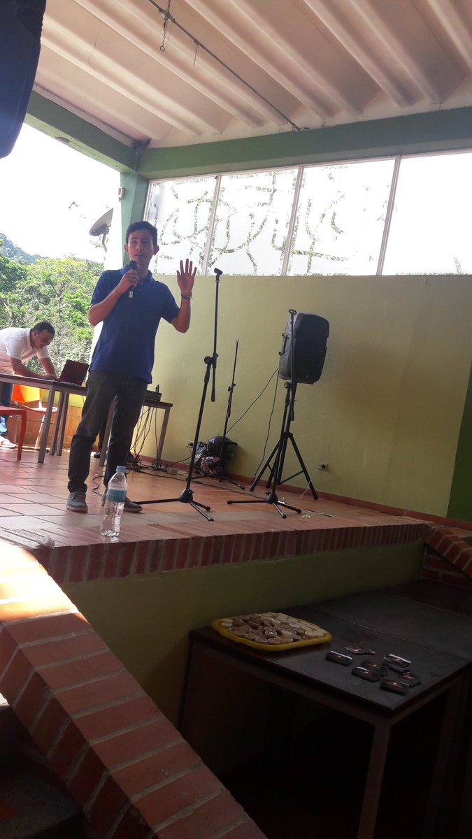 SantotoVillavo's tweet photo. Así va nuestra celebración de los cinco años de la Facultad de Psicología en el Campus Loma Linda. #ModoTomasino activado en la #SantotoVillavo. 🔛🎉🎊 https://t.co/pMLV2Fp8Ww