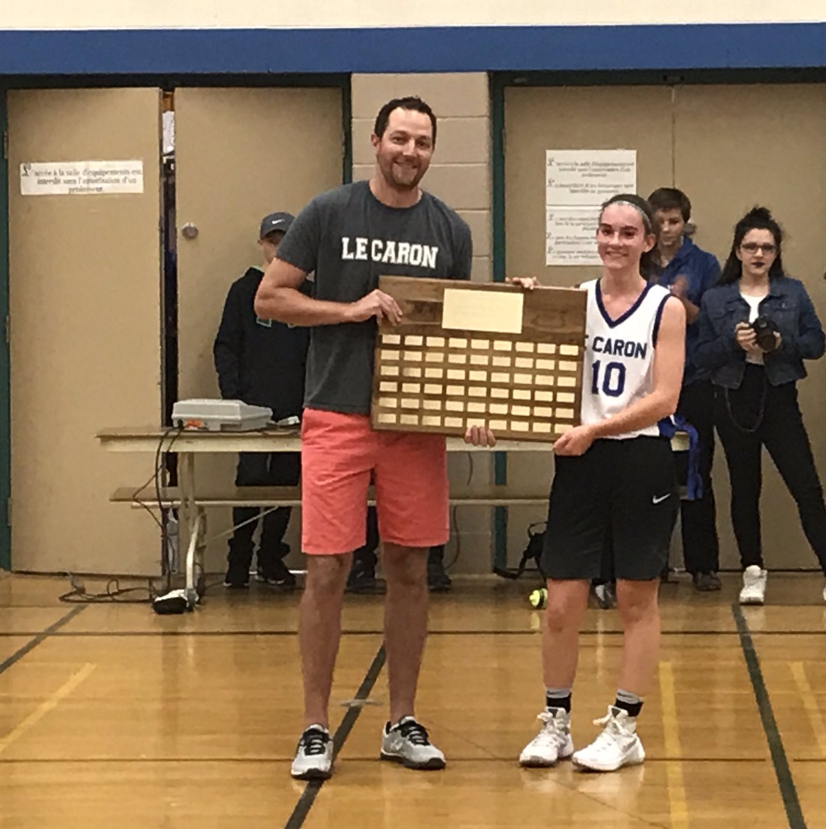 ESLeCaron's tweet photo. Les filles de l'équipe de ballon panier de @ESLeCaron sont déclarées Championnes du GBSSA. OFSAA Timmins la semaine prochaine. @CSViamonde https://t.co/mV2hmeSMo3