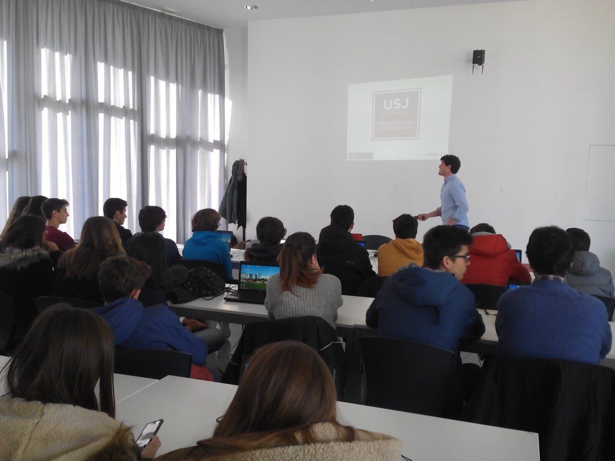 TecnologiaUSJ's tweet photo. Y sin parar de movernos! : @jaimeFont y @jecheverriao en las actividades de #walqadecerca haciendo talleres de videojuegos dentro de la #semanadelaciencia2017 @WALQAPT https://t.co/f2D8hCZg87