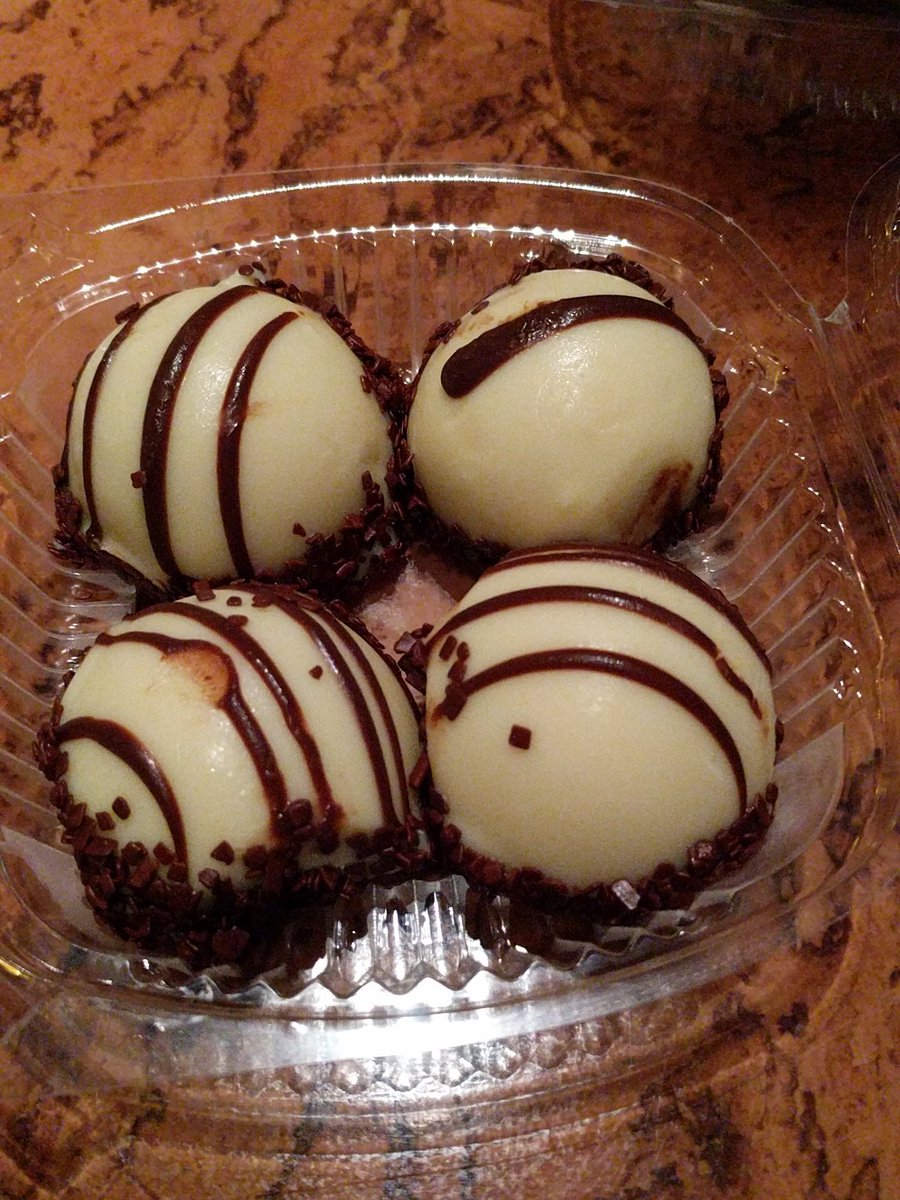 poisonlover79's tweet photo. GF zebra domes from the Mara, so good.#AKL #gfdisney https://t.co/vzFBEt8MO2