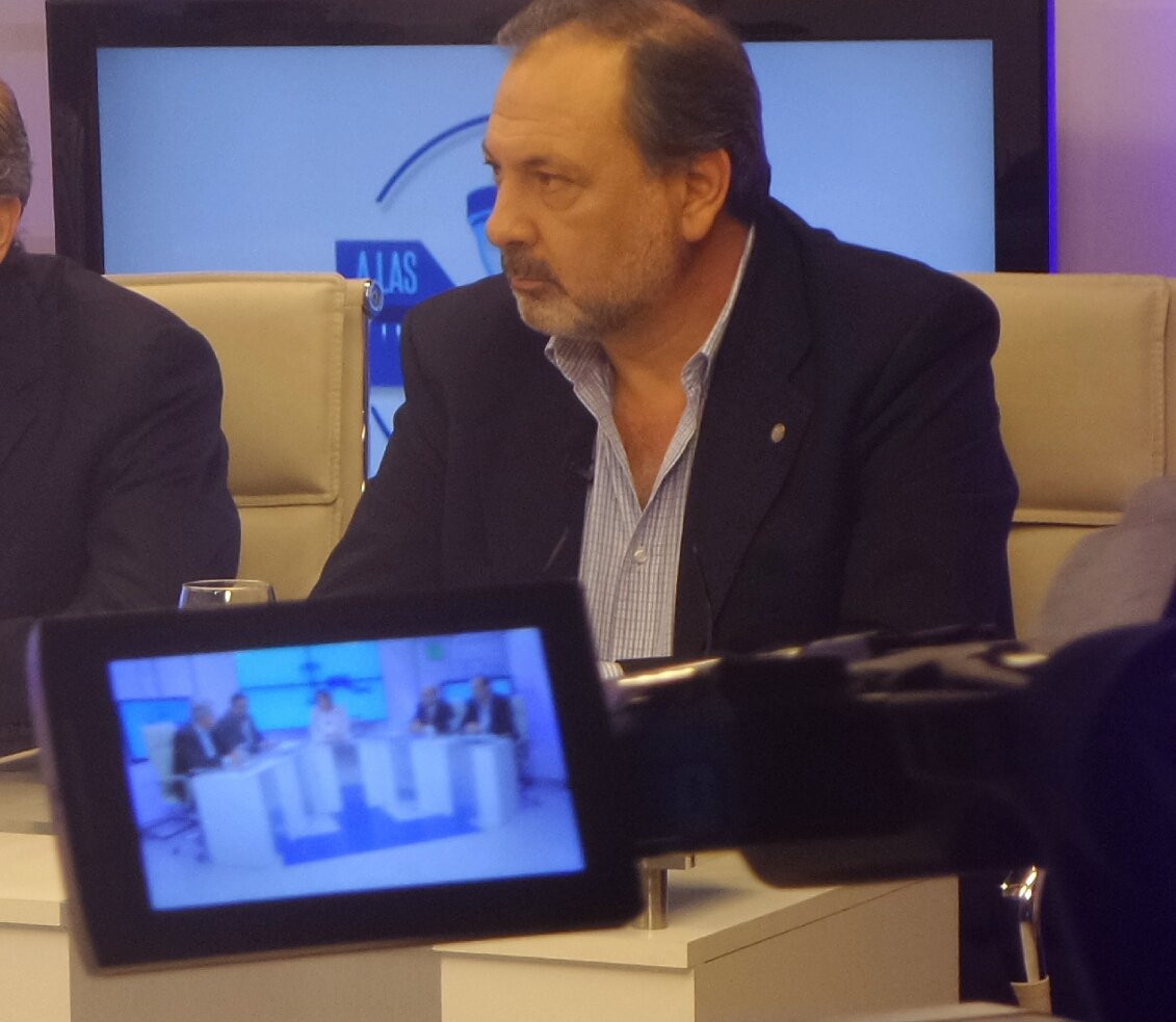 movporlapatria's tweet photo. La inversión de UPM, que será en régimen de zona franca, nos interpela como tratamos a las inversiones nacionales, a las que se les cobra todo, expresa @jorgegandini en #ALPMR https://t.co/r5H2vr23tW