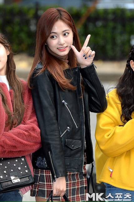Tzuyu_Brasil's tweet photo. [MB] Tzuyu chegando no KBS Music Bank para o ensaio

#Tzuyu #Rehearses #MusicBank #Hwaiting #Likey5thWin https://t.co/zM2NoXMZAn