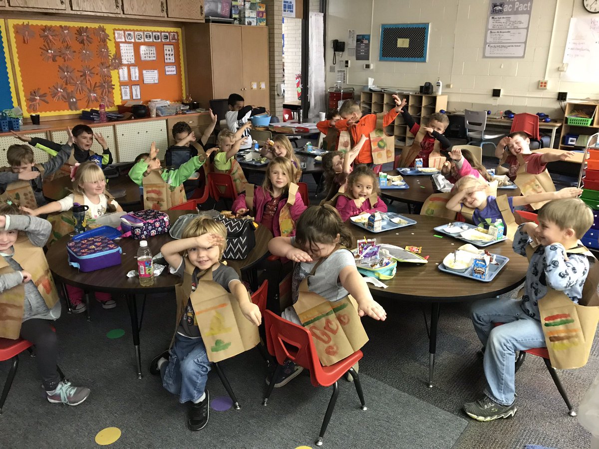 MsWhitesKinders's tweet photo. Today, we had Thanksgiving lunch! We wore our Native American vests they painted and ate together as a classroom family! @Mac_Elementary #buildingrelationships #HappyThanksgiving #kinderslovetodab https://t.co/NOTTrFMqyC