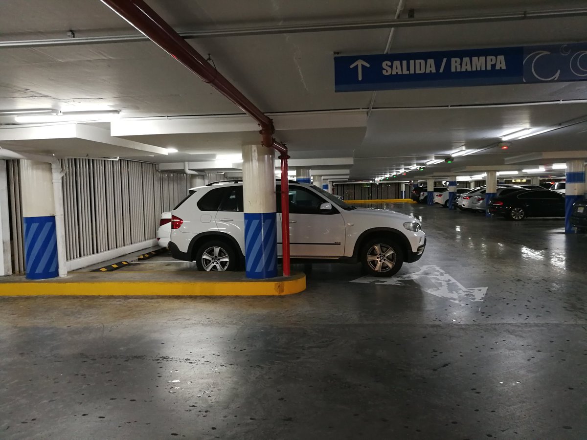 Eric_espino_m's tweet photo. No hay que ser un chófer experto para saber que esto no es normal... O si? 
@Traficologo @tvnnoticias @TranquePty507 @TReporta @LuisCasis20 @ https://t.co/ReIJlntwdH