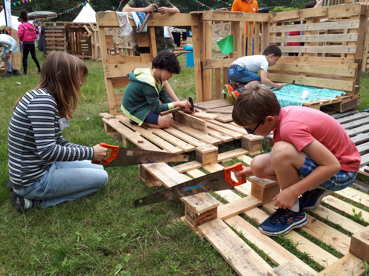 KFBussum's tweet photo. De mooiste hut maak je natuurlijk nooit alleen. https://t.co/P8uXsRnQSo