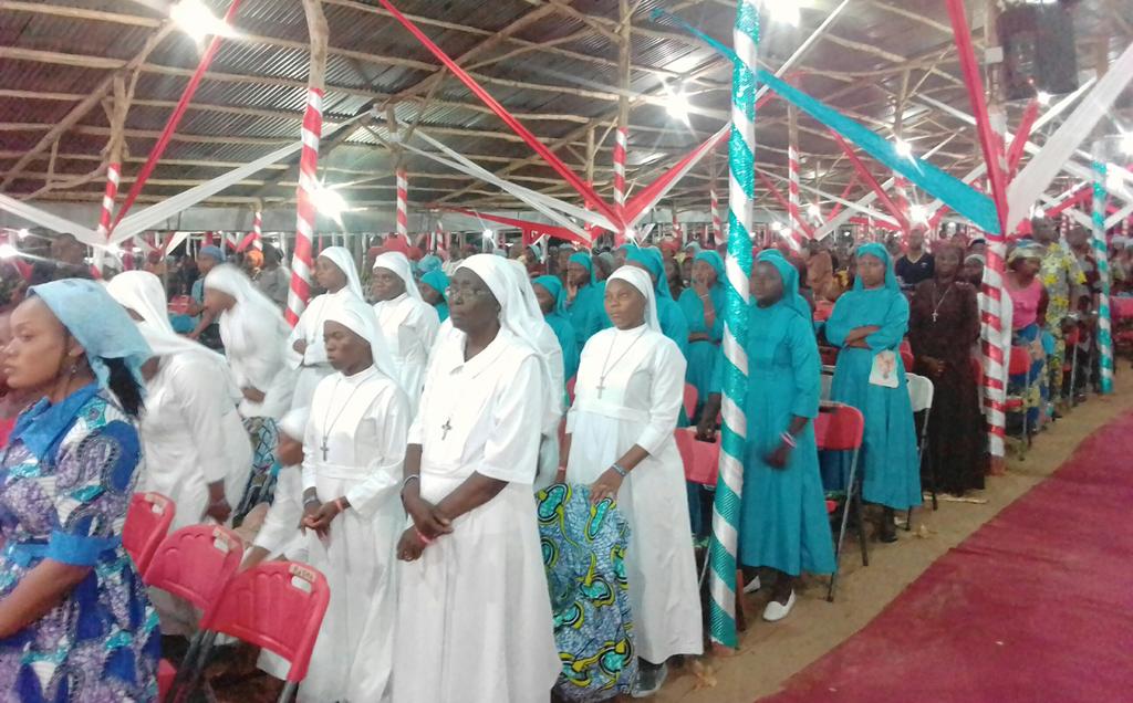 missionbaname's tweet photo. Fête d'anniversaire d'entrée de #Dieu Esprit-Saint dans la chair. Messe d'ouverture en l'honneur de #DadaParfaite et de #NanyéNicole .
#Banamè #Benin https://t.co/5nklBZngoF