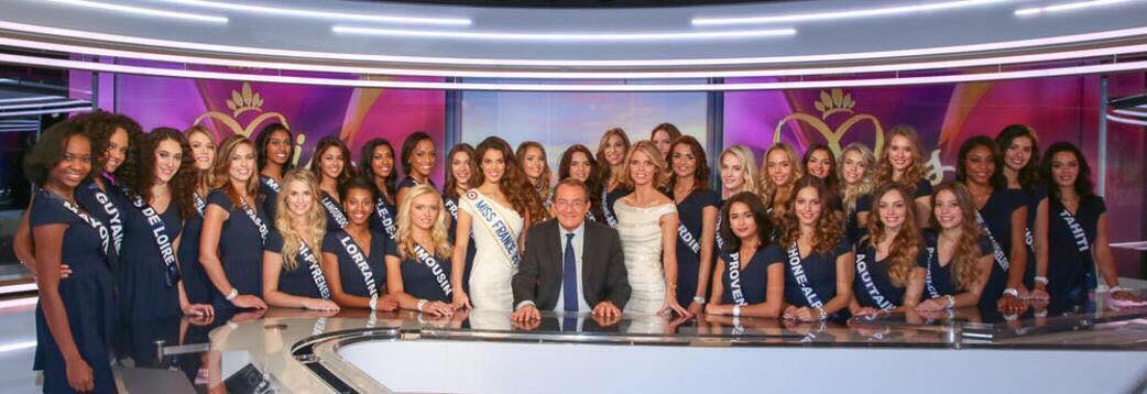 IrisMitt_MissU's tweet photo. Petit souvenir du passage d'@IrisMittenaereO et les 30 candidates à l'election de Miss France l'an passé sur le plateau du JT de 13 ! https://t.co/00kO8kblUs