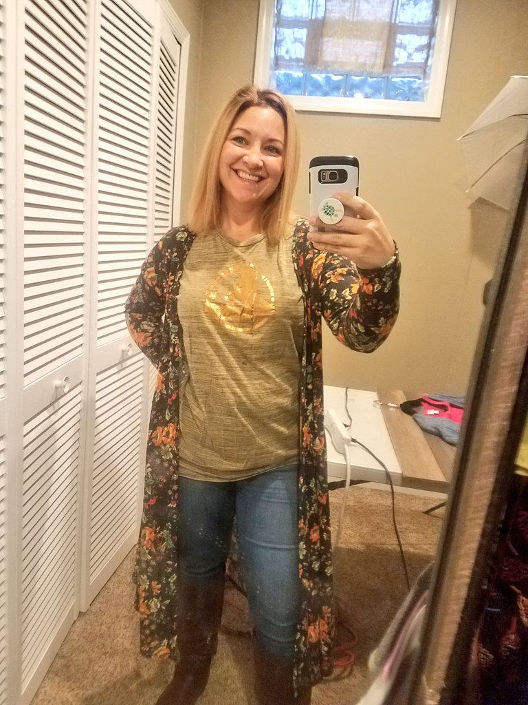 stephmoran6's tweet photo. Busy taking outfit photos this afternoon #lularoeoutfits #selfiethurs #unicorns #lularoepatrick #lularoesarah https://t.co/BVen1Qn4wS
