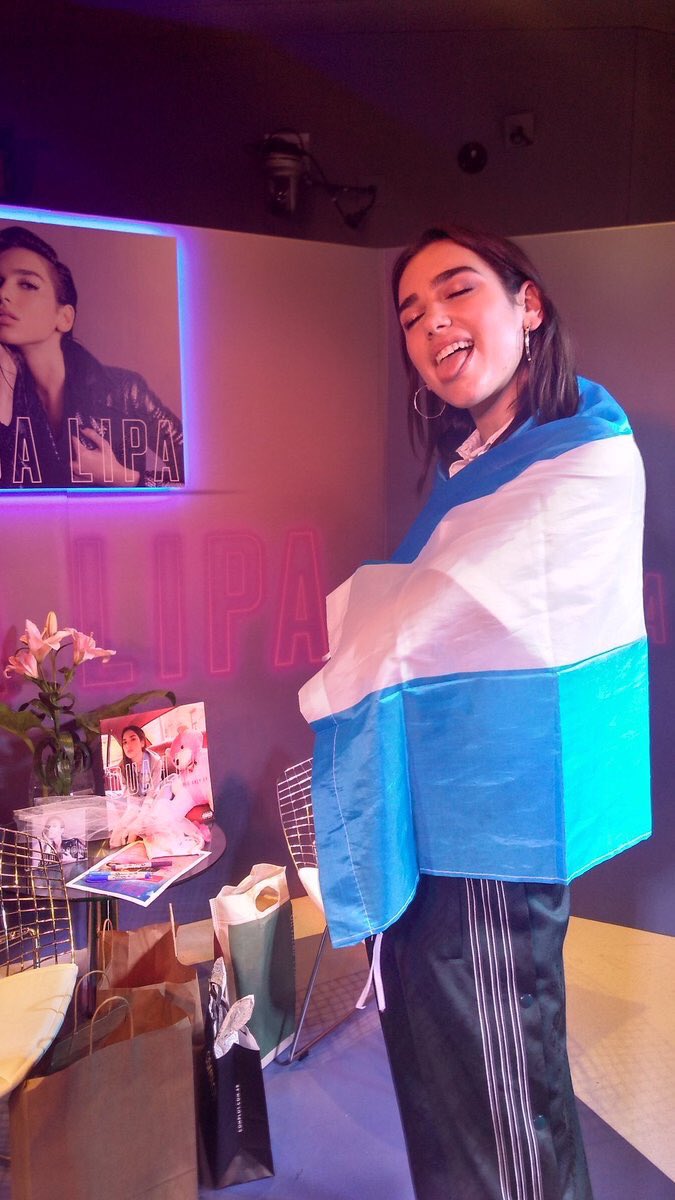 withdualipa's tweet photo. Ah re que todavía no podía superar esta foto https://t.co/hPUiYfpbNt