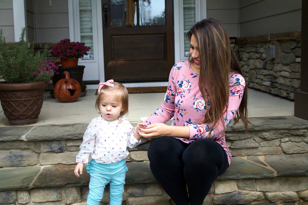 JacqMurdock's tweet photo. Most days as a work from home mama its just Josy &amp; I with activities sprinkled throughout. The best staples are comfortable but still versatile &amp; pretty. I love easy but still feeling put together! This @ShopPinkBlush top is perfect can I have one for each day? #prettyinpinkblush https://t.co/DTF3DRVIdb