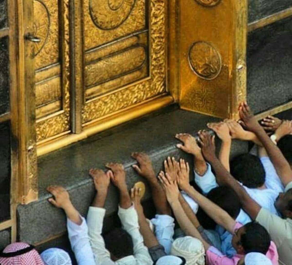 İnsan ölünce dostları onu en saf ve temiz halleriyle uğurlamaya onun için üzülmeye başlar.Ve insan ölünce,Nereye hazırladıysa oraya gider.Allah'ım Cuma Günü Hürmetine Benim dualarımı Bana dua edenlerin duasınıBenden dua bekleyenlerin duasını Veümmeti Muhammedindualrını kabuleyle