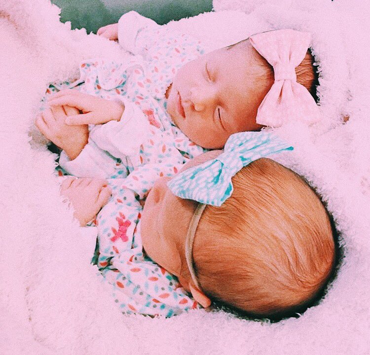 Finalmente, tenho as minhas princesas nos meus braços. Alethia e Maëlys, 1611. 21:29. ♡