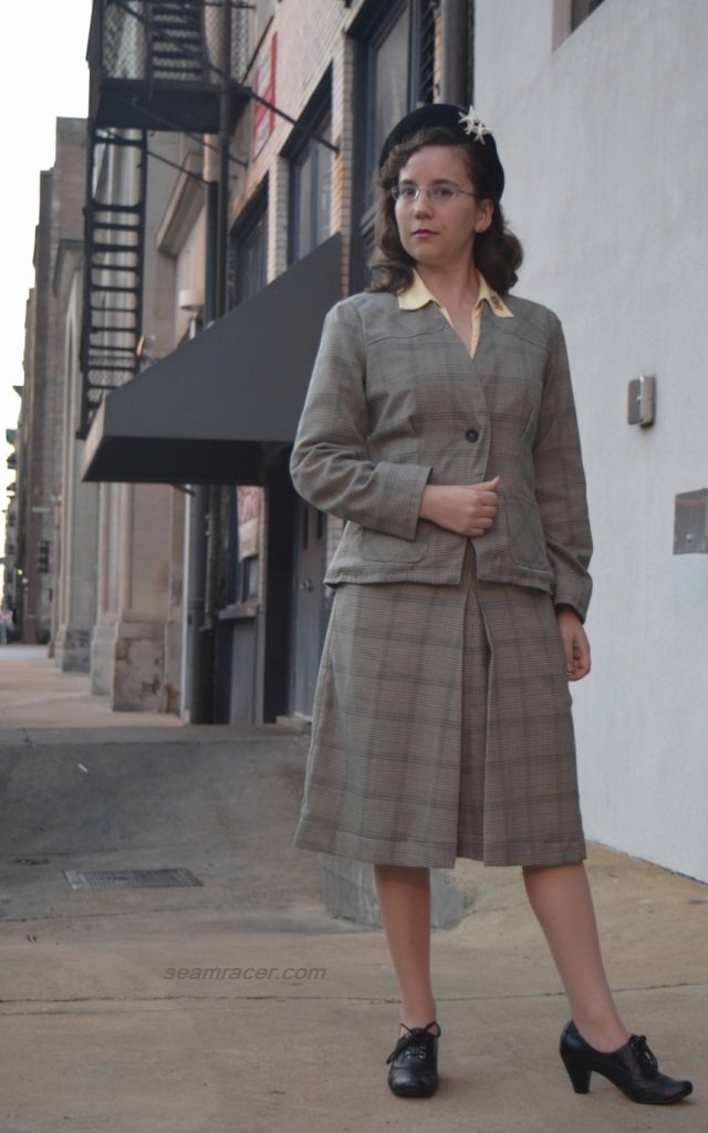 seam_racer's tweet photo. For #Tbt here's a circa 1945 Glen Plaid suit set I made #SimplicityByMe using the oldie-but-goodie pattern #4044 for the jacket & a vintage Advance for the skirt. This was inspired by the Noir film #EscapeInTheFog. Hat is vintage, shoes #ChelseaCrew! https://t.co/IZGACJn6yG https://t.co/JbvTzxqxC3