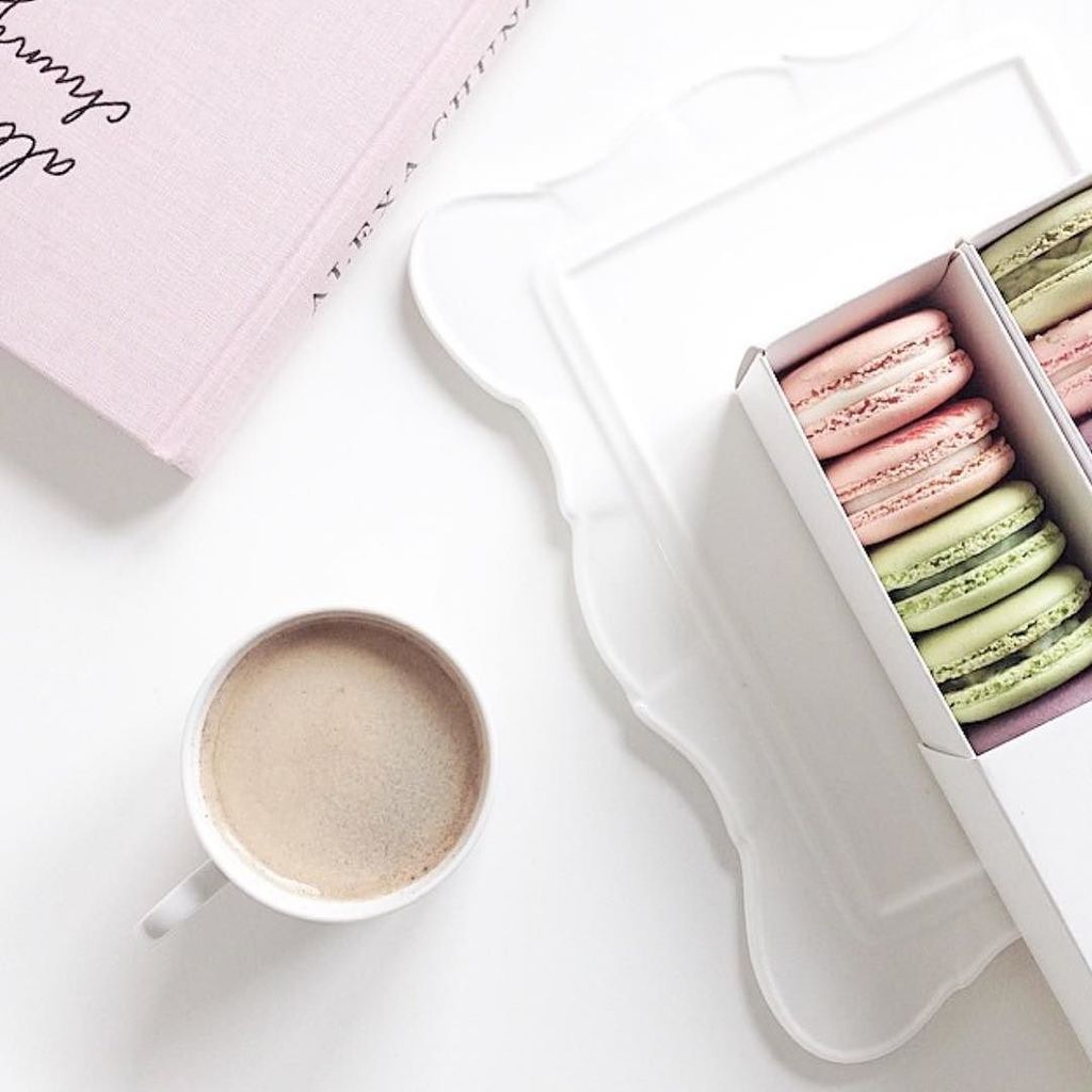 Lovely afternoons are made of café au lait and french macarons! ☕️🎀 #lettemacarons #authentic #parisian #macarons #sweettreats #yummy #cozy #afternoons 📸: @yelenail