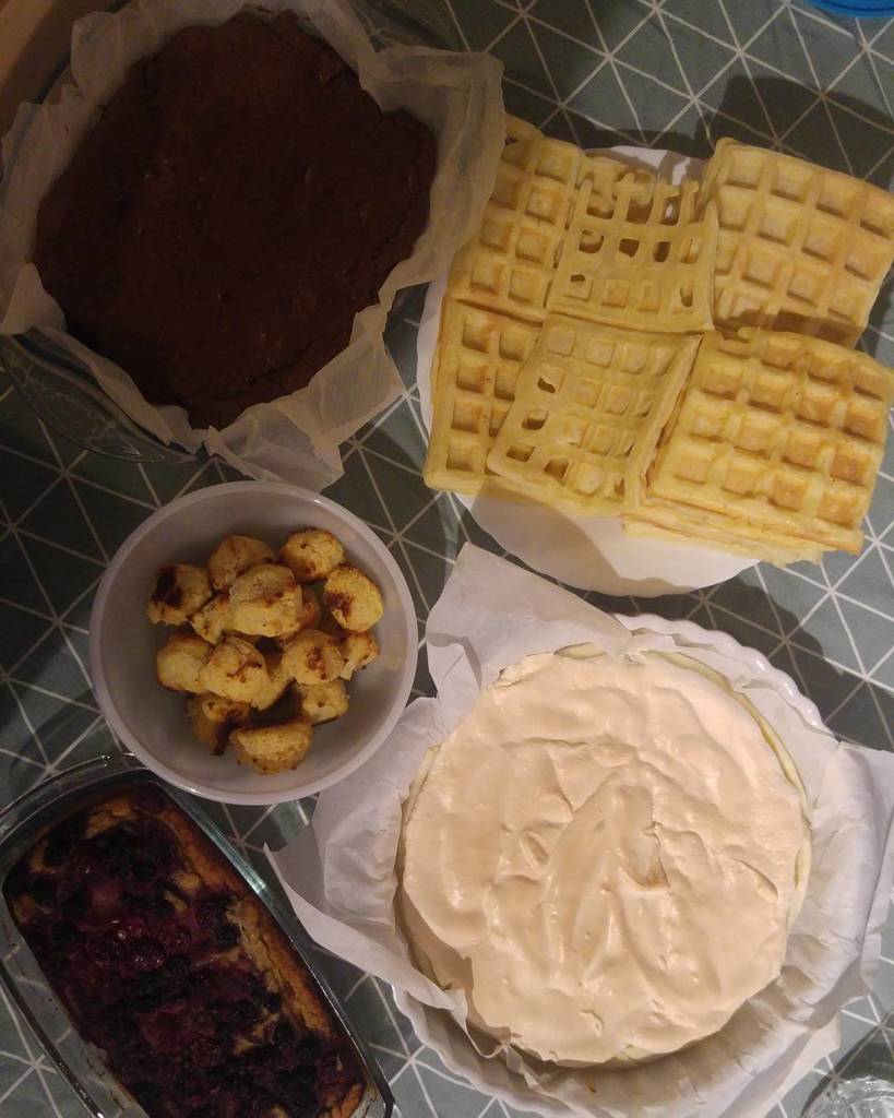 vincinhito's tweet photo. Après 3heures de cuisine intense, c'est fini! Le petit déjeuner pour mon dernier jour dans ma société. Mamie douceur IS back @alizeetiberghien ! #cuisine #cooking #bonheur #pepettes https://t.co/vaqUo6cojj https://t.co/Zke7iYLQIJ