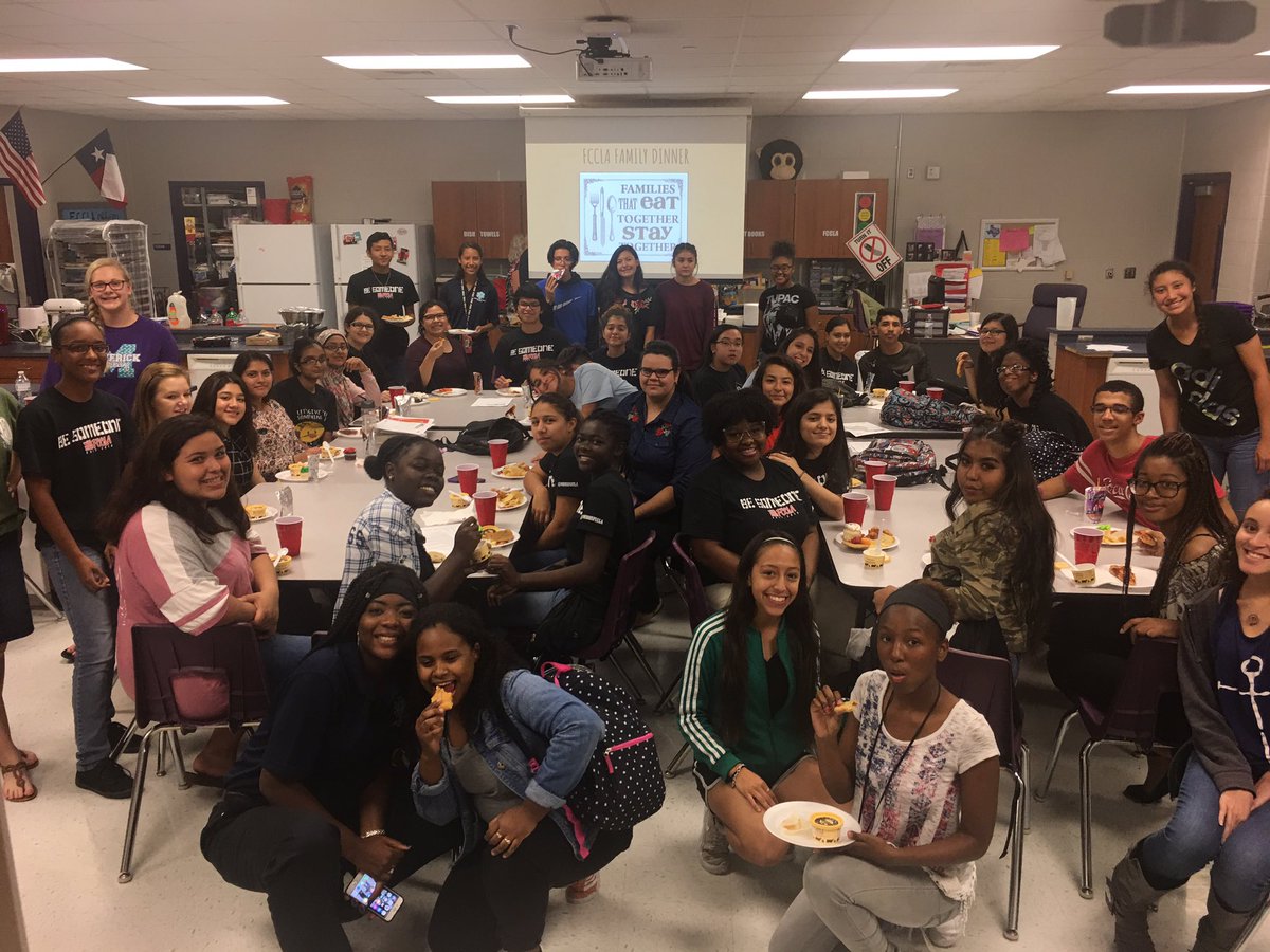MRHSFCCLA's tweet photo. Family dinner just before our Thanksgiving break! We are extremely thankful for our members! #FCCLAgives #FCCLAatTheTable #Grateful #TeamMav 🍗🍽💜 https://t.co/IkJusPvuj0