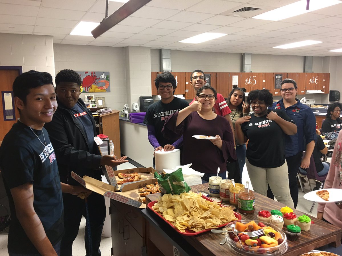 MRHSFCCLA's tweet photo. Family dinner just before our Thanksgiving break! We are extremely thankful for our members! #FCCLAgives #FCCLAatTheTable #Grateful #TeamMav 🍗🍽💜 https://t.co/IkJusPvuj0