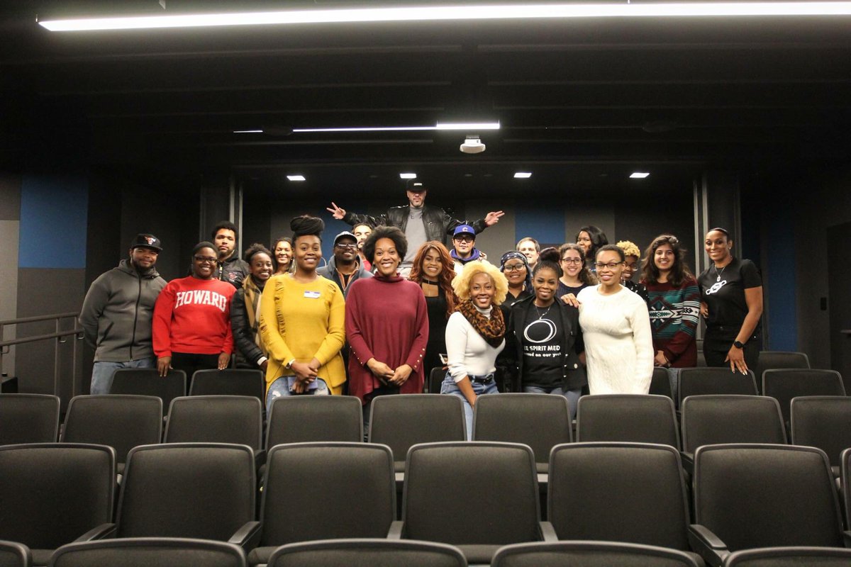 Inpathways's tweet photo. More photos from last week’s workshop event! Huge thank you to all the artist and mentors that stopped by! Photo credits: @qurissyphoto and @VisManifesto https://t.co/D41Axm1WeQ