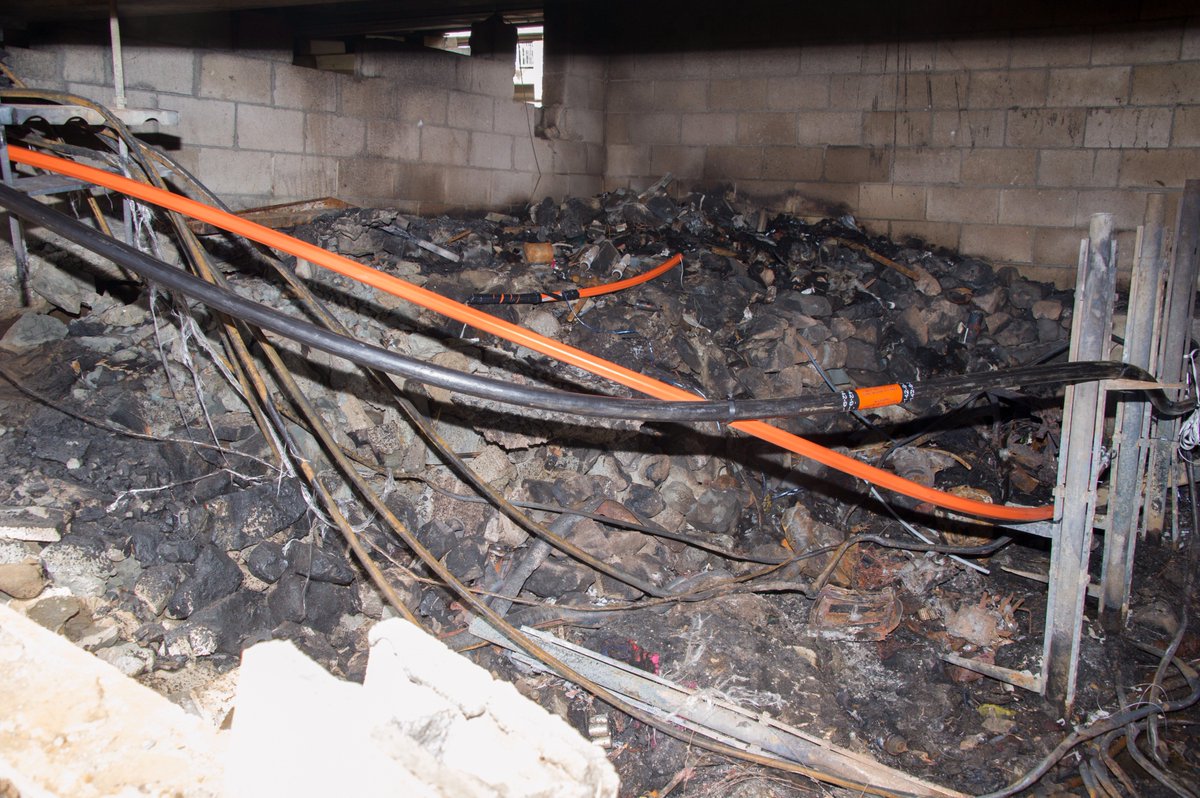 StarAdvertiser's tweet photo. Crews are repairing cables damaged by an overnight fire under the viaduct. The damaged wires are affecting @TMobile, @GetSpectrum and @HawaiianTel customers. (photo by Craig T. Kojima) https://t.co/acCbuEtDaV