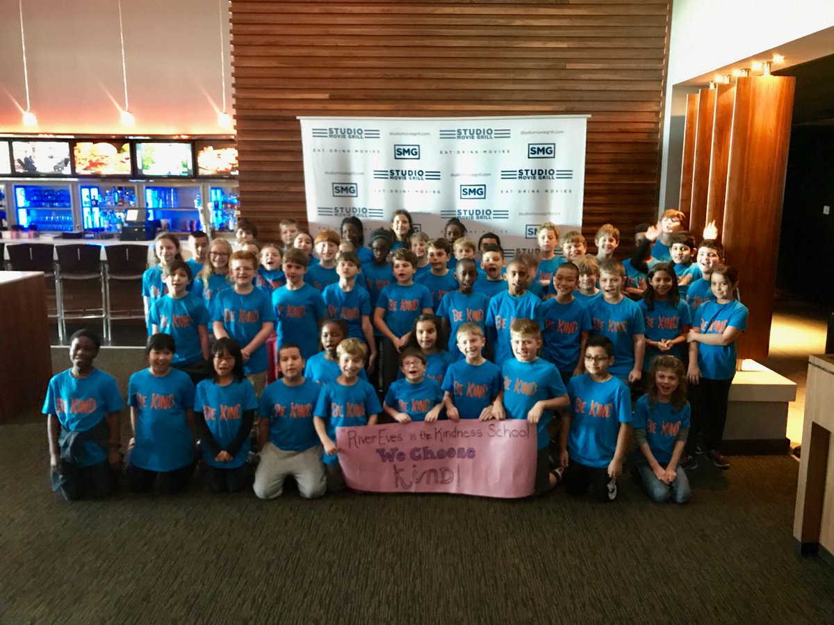 SBStorr's tweet photo. 4th grade attends the premiere of Wonder.  Thank you @studiomoviegril and @Lionsgate. And thank you @RJPalacio. #ChooseKind #BeKind https://t.co/14YhIQiMRO