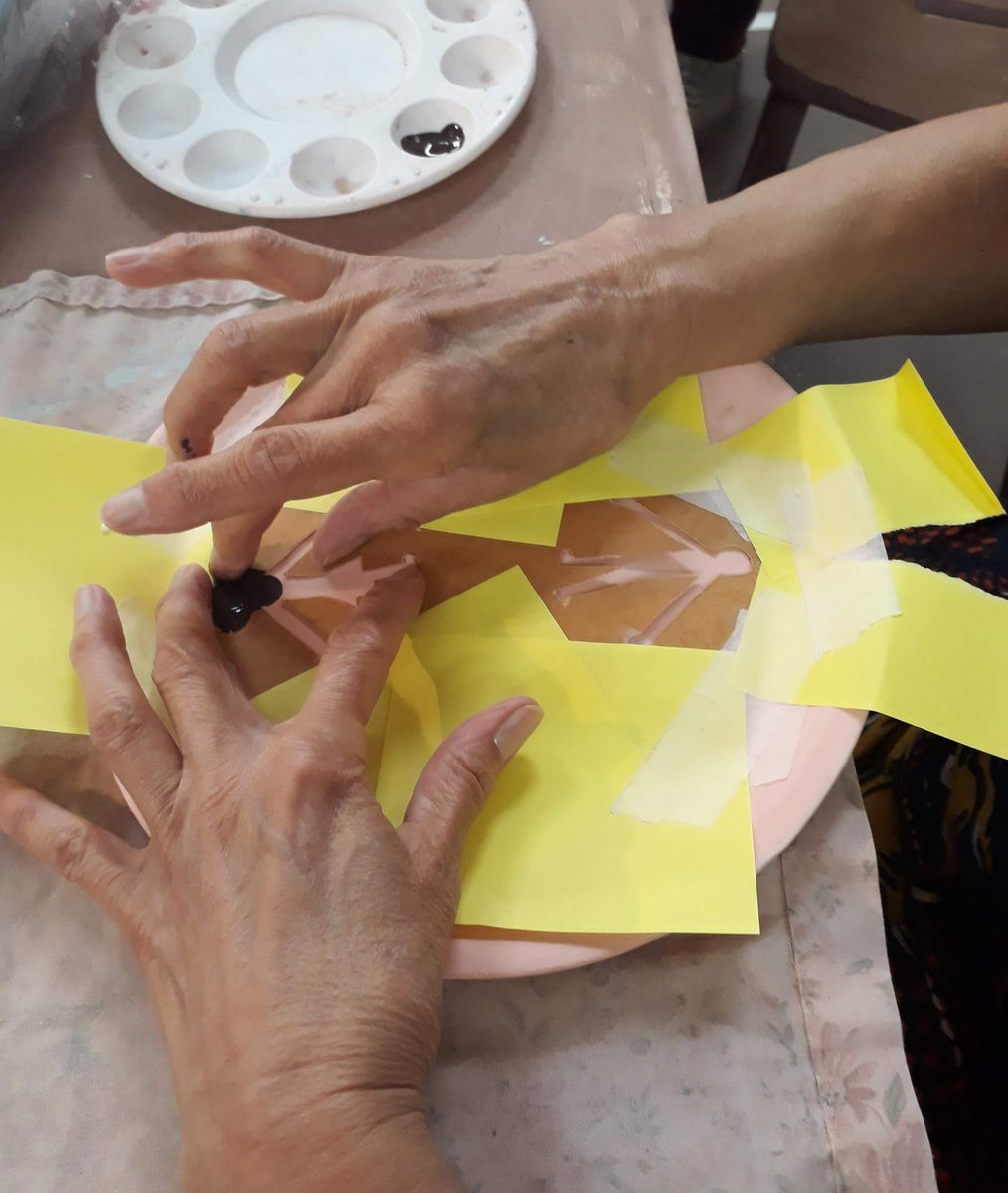 How to decorate your plate when you are visually impaire  - with stencils and your fingers. One of our many fantastic students demonstrates ❤