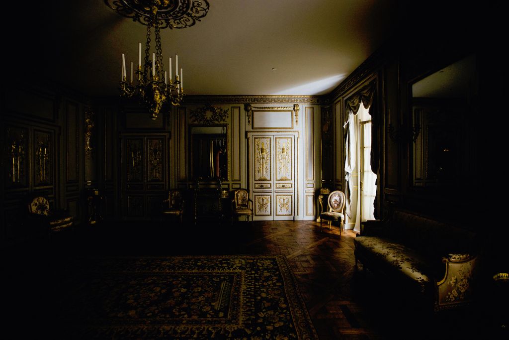 NSReicher's tweet image. Direct your novel as if you're a movie director! What would you see on screen? Write that! #cinematicwriting #Writingtips