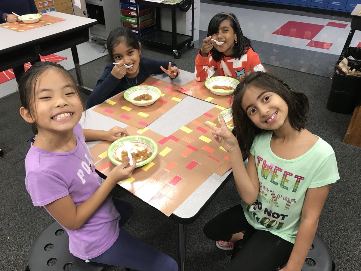HeatonMubeen's tweet photo. We enjoyed a scrumptious applesauce feast today! 🍎#HuskyPride @HaunElem https://t.co/ubbAudR1I6