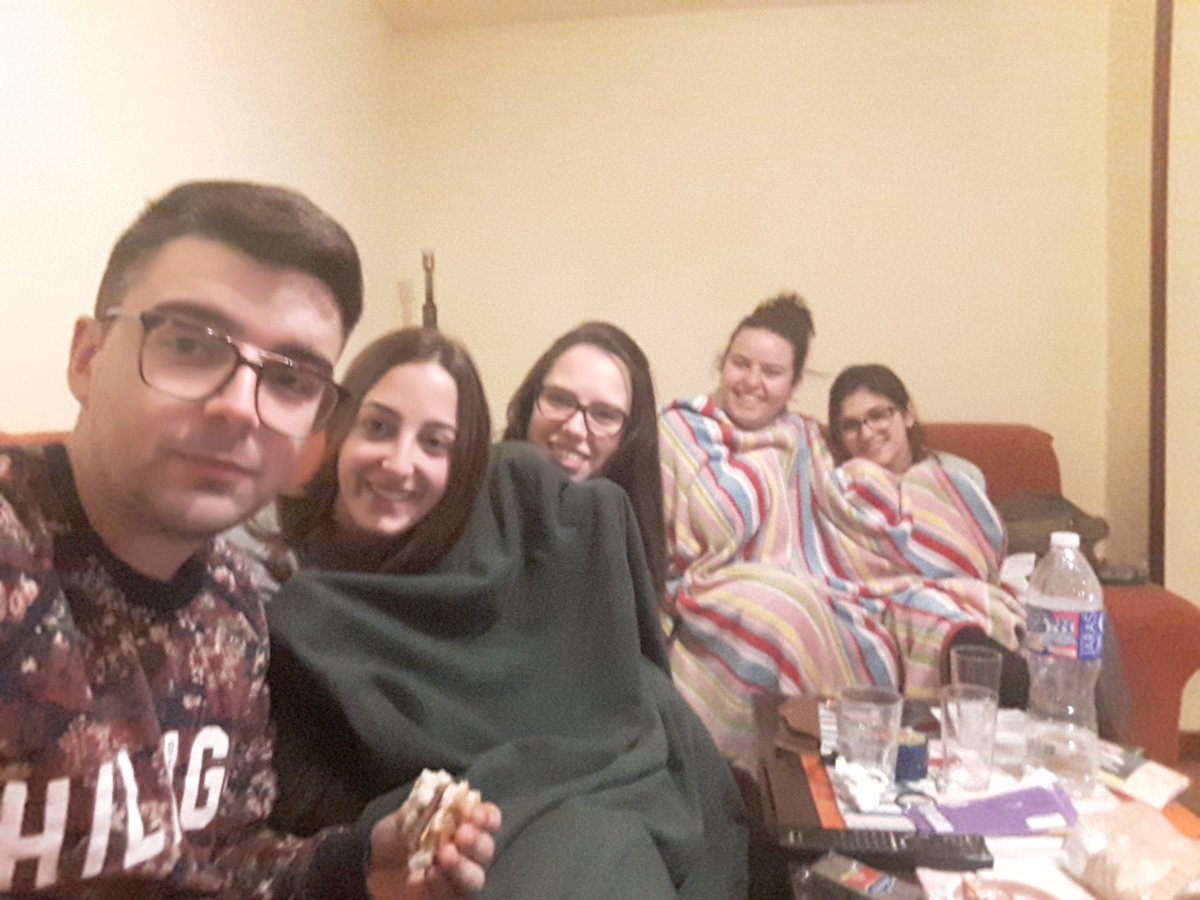 Así son os nosos xoves universitarios, vendo #LandRober104 en familia ❤👌