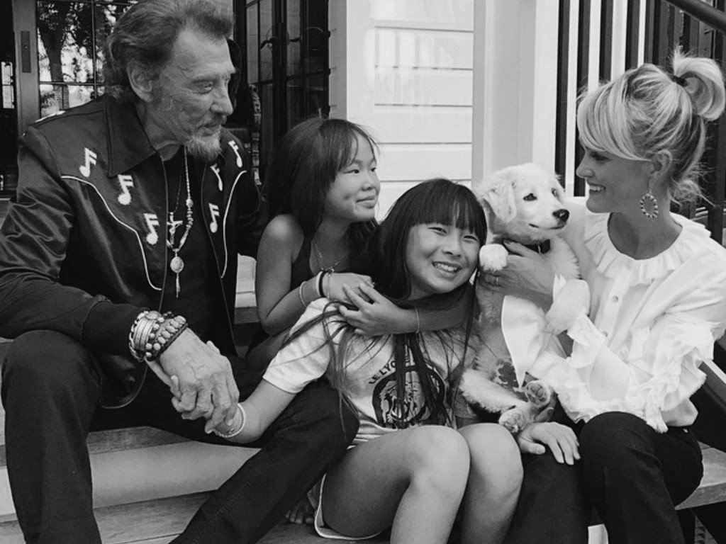 Mireille_duval's tweet photo. Ça devrait être interdit aux médias de s'acharner sur les célébrités. Ils ont droit à leur vie privée. Qu'on les laisse tranquille en famille #RespectSvp #JohnnyOnTaime ❤️ https://t.co/zsT7JWCyFB