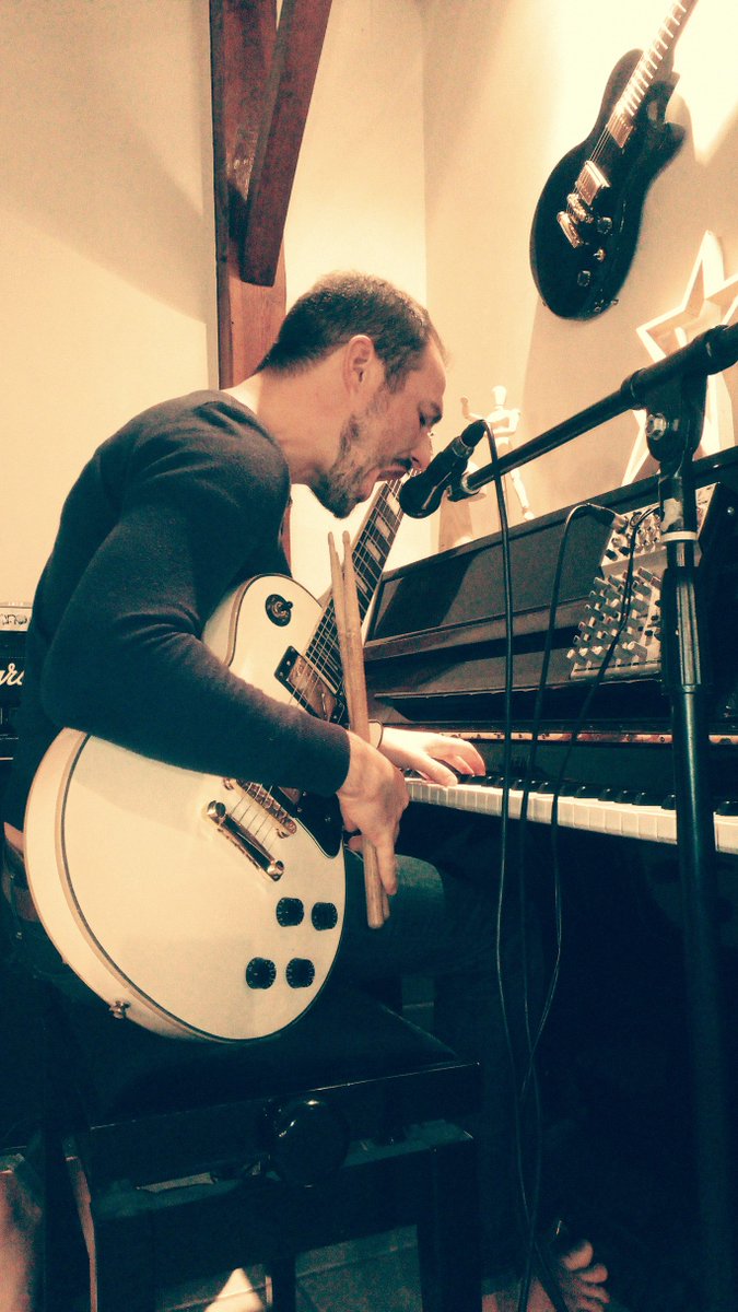 2_gres's tweet photo. Que passa? #screamo #posthardcore #postrockpiano #postsolo #danstesdents https://t.co/e6OQ7s4Bh6