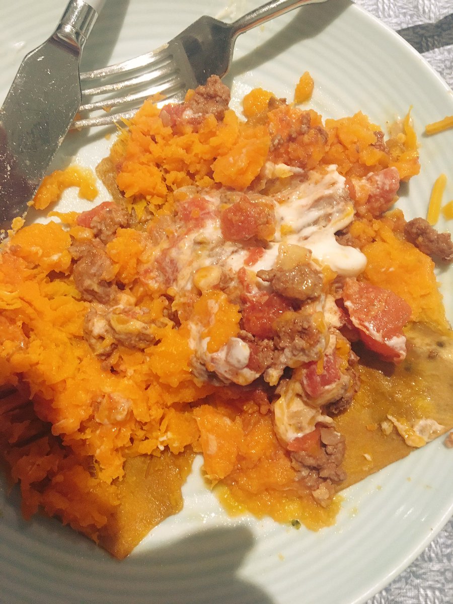 HeatherS09's tweet photo. Dinner tonight! 1/2 sweet potato stuffed with chili 😋 it was so good! #paleolife #kinda #agirlneedsherdairy https://t.co/pN1P0cyFlC