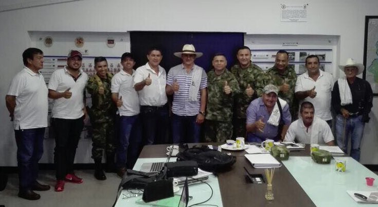 Ejercito_Div7's tweet photo. Con el objetivo de diseñar estrategias de seguridad para este fin de año, #Brigada14 se reunió con el Comite de Ganaderos de Cimitarra #CoGaCi #Santander #NavidadSegura 👍🏼🎄 https://t.co/9hMUq7S6ar