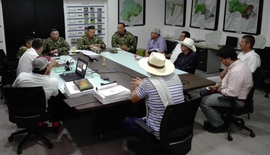 Ejercito_Div7's tweet photo. Con el objetivo de diseñar estrategias de seguridad para este fin de año, #Brigada14 se reunió con el Comite de Ganaderos de Cimitarra #CoGaCi #Santander #NavidadSegura 👍🏼🎄 https://t.co/9hMUq7S6ar