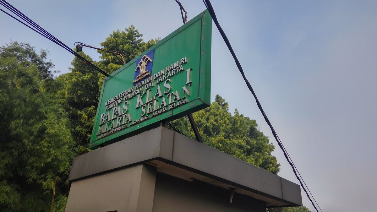 FahmiJuunin's tweet photo. @DKIJakarta ini bagaimana kelanjutan proyek trotoarnya sampai menghalangi akses masuk kantor kami? Atau harus pihak kementerian kami yang turun tangan? https://t.co/SGSSefS3jw