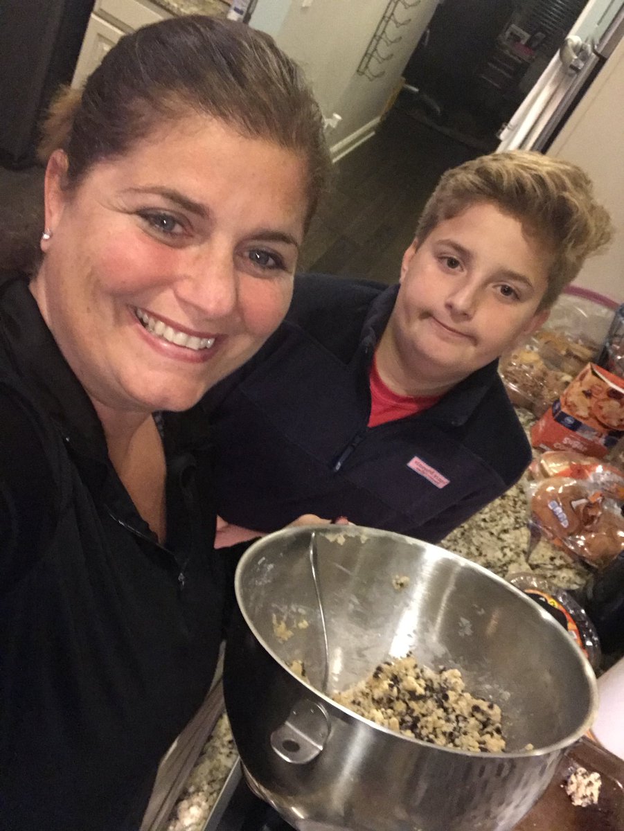 HollyKCurtiss's tweet photo. Holiday Baking Season...Go! #bettycrocker #chocolatechipcookies #hesreallyhavingfun https://t.co/ZSlN3yCSmt