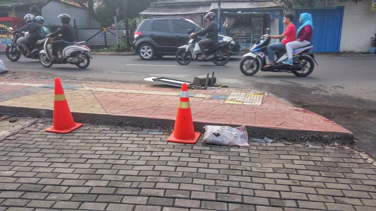 FahmiJuunin's tweet photo. @aniesbaswedan ini bgaimana kelanjutan proyek trotoar di jalan moh. Kahfi 2 pak? Mangkrak 1 bulan lebih menghalangi akses masuk kantor kami https://t.co/DwSXTDHapU