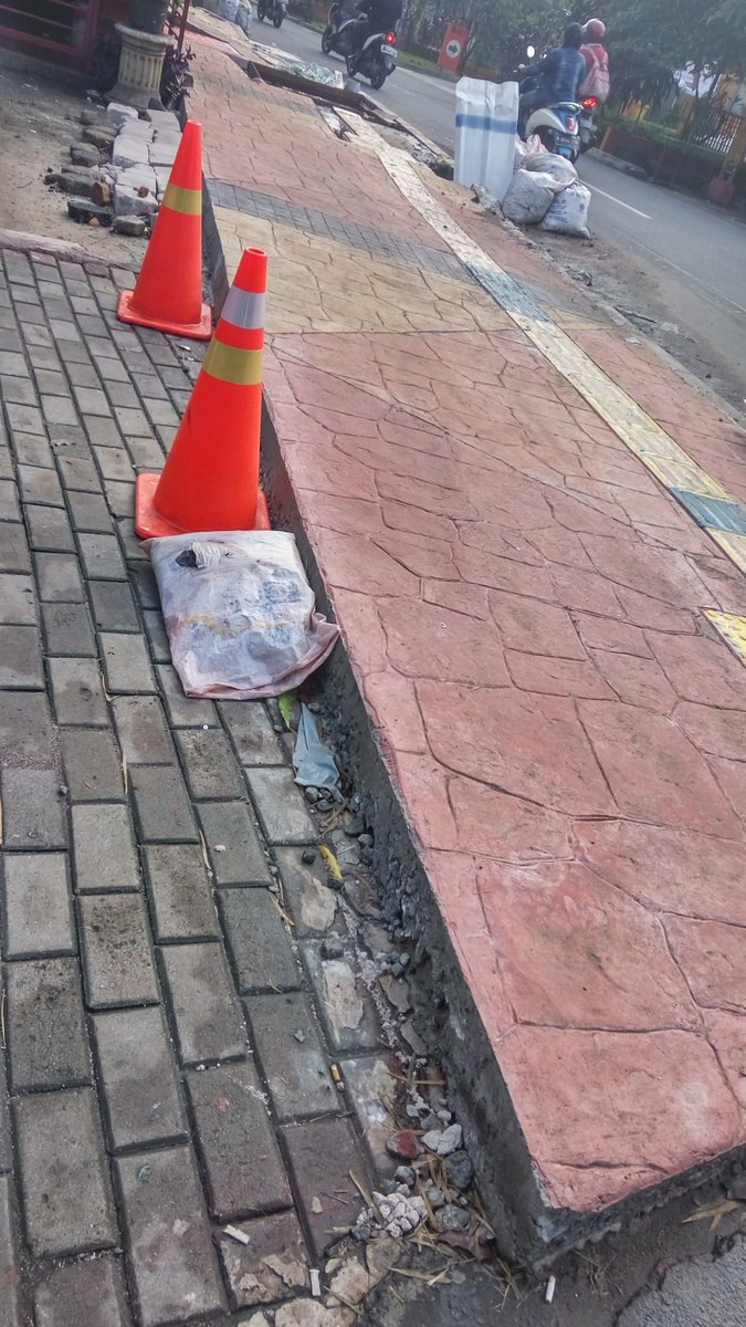 FahmiJuunin's tweet photo. @aniesbaswedan ini bgaimana kelanjutan proyek trotoar di jalan moh. Kahfi 2 pak? Mangkrak 1 bulan lebih menghalangi akses masuk kantor kami https://t.co/DwSXTDHapU