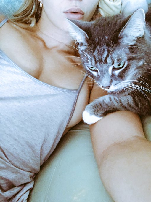 Chilin with my pussy 😺 https://t.co/yHsOMDXRAE
