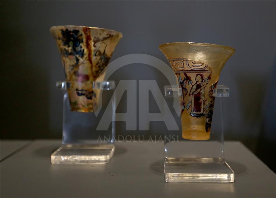 AgenciaAnadolu's tweet photo. [EN FOTOS] | Una huella del profeta #Mahoma, un manuscrito santo del #Corán y un astrolabio de la era de #Mamelukes son algunos de los objetos que se pueden apreciar en el museo de Estambul (Turquía), que exhibe artefactos turcos e islámicos históricos https://t.co/gzrWzkShpc https://t.co/Eq22aneFvg