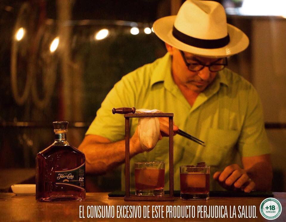 flordecana's tweet photo. La tradición artesanal es parte de nuestra identidad. Julio Cabrera, reconocido como uno de los bartenders más imaginativos y ganador de múltiples premios preparando una de sus creaciones: Cigar Old Fashioned. 📷 @BarSpanglish @MiamiUSBG 

#TomaloSinPrisa https://t.co/d7vaU2vIkr