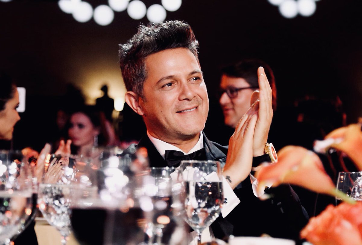 ¡Felicidades a <a href="/AlejandroSanz/">Alejandro Sanz</a>, nombrado PERSONA DEL AÑO! #LatinGRAMMY #SoyLaMusica
