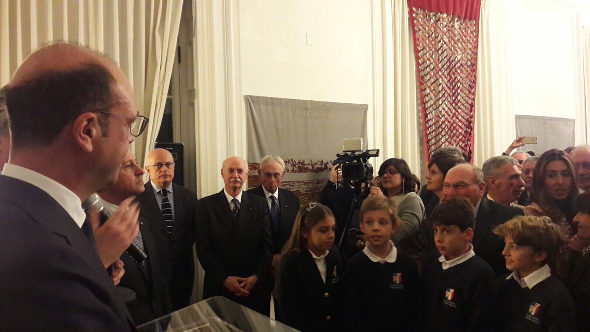 ItalyMFA's tweet photo. Min #Alfano incontra la comunità italiana a New York: “Abbiamo uno straordinario e dinamico “Sistema Italia”, puntiamo sulla promozione della lingua, della cultura e delle infinite espressioni della nostra italianità di cui anche voi siete nostri ambasciatori” https://t.co/3QsPVNJKCg
