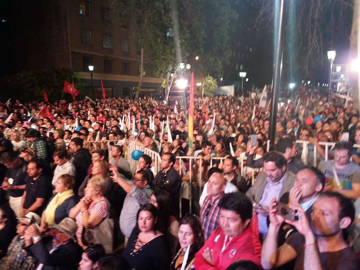 izq_ciu's tweet photo. Ahora nuestro candidato presidencial @guillier le habla a los miles de ciudadanos que venimos apoyarlo #YoVotoGuillier https://t.co/sLnVnhXoEA