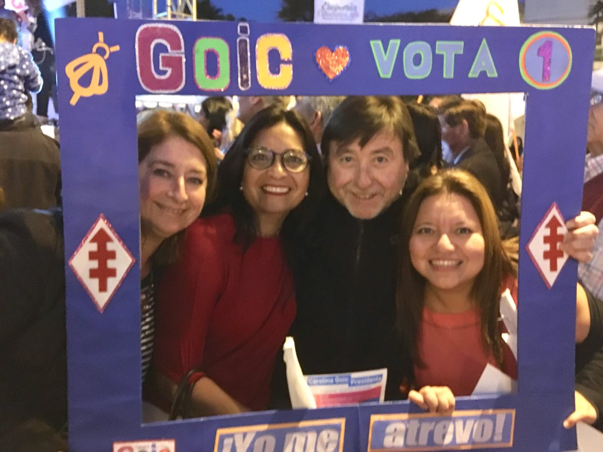 AdarosRosana's tweet photo. Apoyando en su último acto de campaña a #CarolinaGoic Cin una energía desbordante nos invita a #Votar1 #YoMeAtrevoConGoic #FraternidadDC #RegionCoquimboPresente #SumateyVota #SomosLaDC https://t.co/qfCnXfT5tL