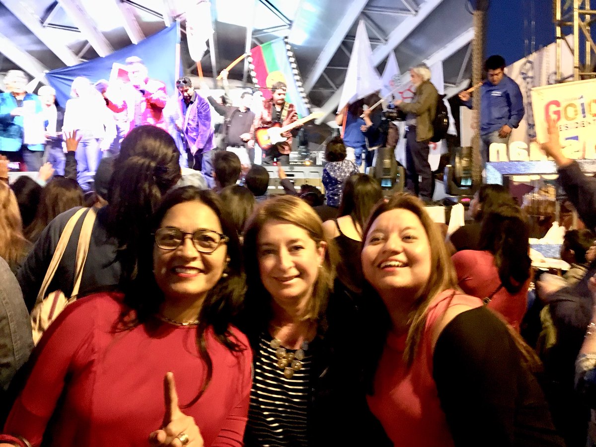 AdarosRosana's tweet photo. Apoyando en su último acto de campaña a #CarolinaGoic Cin una energía desbordante nos invita a #Votar1 #YoMeAtrevoConGoic #FraternidadDC #RegionCoquimboPresente #SumateyVota #SomosLaDC https://t.co/qfCnXfT5tL