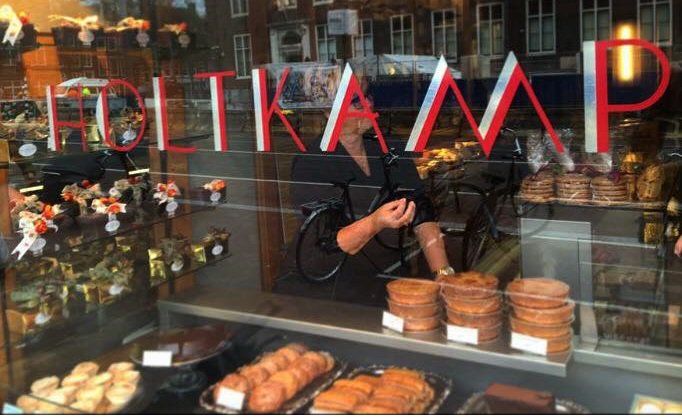 ヨーロッパ旅行 情報部 アムステルダム 老舗のケーキ屋さん ホルトカンプ 国立 美術館からもほど近い ヴァイゼルグラフト通りにある人気のケーキ屋さん 自家製のケーキに クッキーやチョコレート コロッケも有名です 公式サイト T