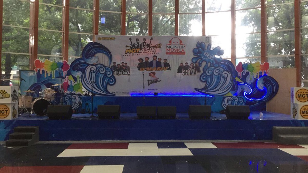 MusicaStudios's tweet photo. #NgintipMusica Vol. 2 Bandung di Mall BEC. Kalian ditunggu ya sama @DMASIV @deaazkadi1 @band_shima @HIFRIDAYBand jam 3 sore https://t.co/MChpz7Us6c