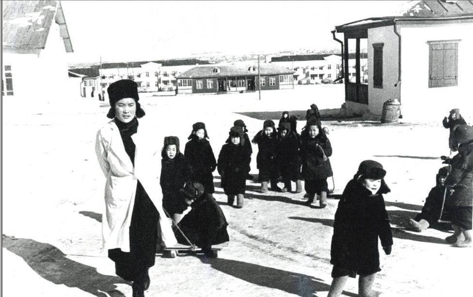 Хойд Солонгосын дайнд эцэг эхээ алдсан 200 хүүхдийг асрах асрамжийн газрыг Зайсан толгойн ойролцоо байгуулан, 8 Монгол багш ажилчинтайгаар 1952 оноос 1959 он хүртэл ажиллуулж байжээ.