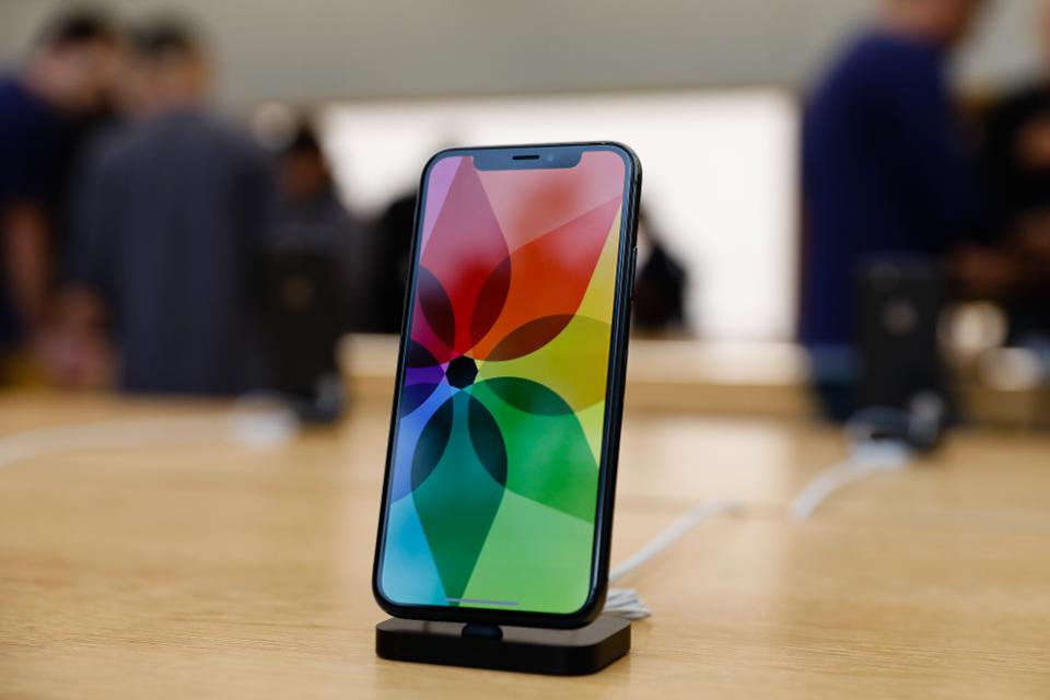 Forbes's tweet photo. This holiday season, fidget spinners are out, iPhones and headphones are in for teenagers https://t.co/94q7ILsW5R https://t.co/pLoVLFgqwg