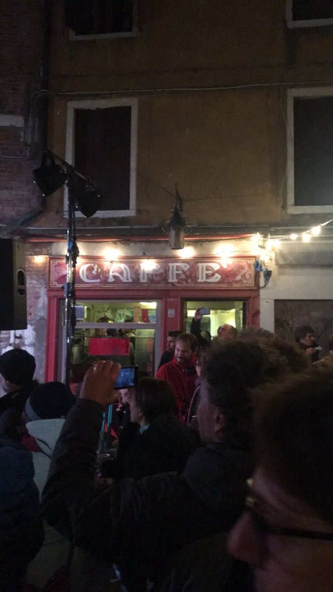 k_altan's tweet photo. Imbriaca ✔️
Felice ✔️
Grata ✔️
Ubmbriacaaa✔️
#caffeRosso #Venezia #Iwasthere https://t.co/g5ycsn0oZe